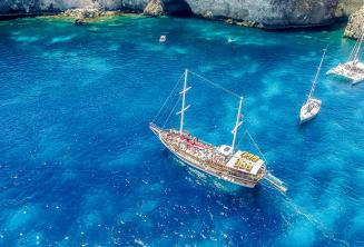 Een Turkse gulet in Crystal Bay, Comino