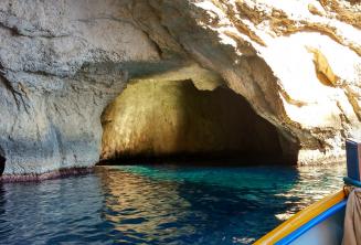 De binnenkant van een grot bij Blue Grotto