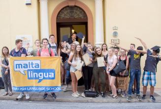 Groepsfoto van onze studenten voor de school in St Julians, Malta