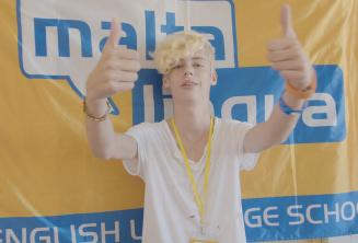 Student van de zomerschool geeft ons thumbs up