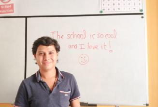 Een Engels student die goede feedback heeft geschreven op het bord