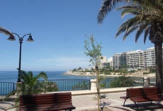 Exiles Bay promenade in Sliema ligt op 5 minuten loopafstand van de school.